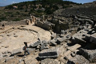 Dans le théâtre grec, de gros blocs se sont effondrés au milieu des gradins. (photo d'archive)